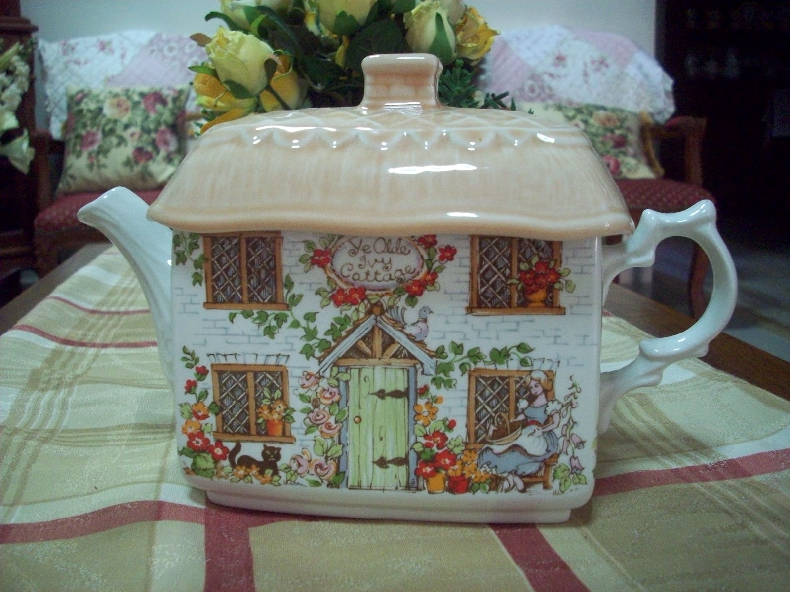 qaseh creation Decorative teapot with meow