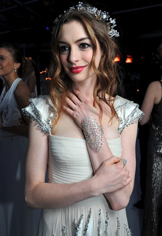 How do we feel about Anne Hathaway's RockStar Elfin Princess look from