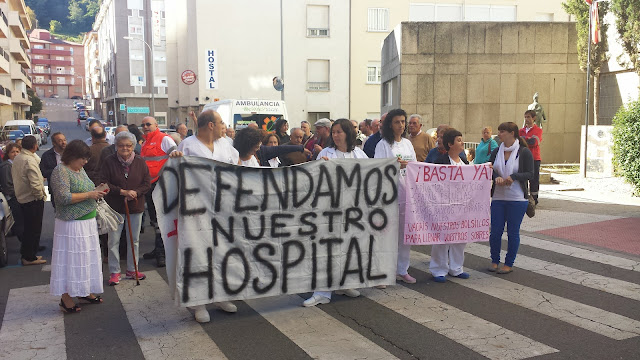 manifestantes frente al hospital de Béjar