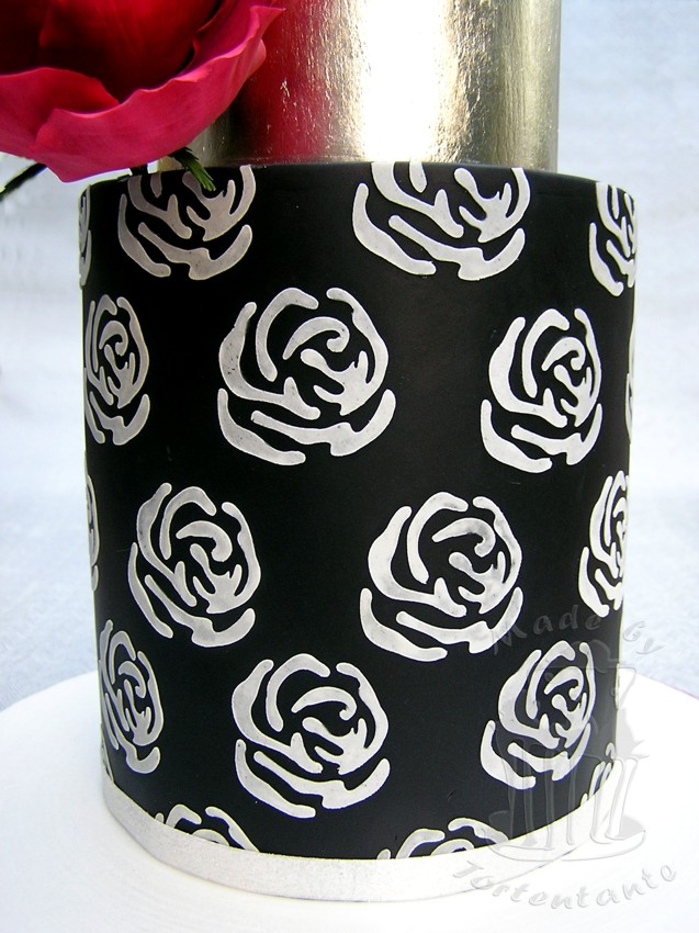 Rosenmuster geschnitten mit Cricut Schwarz silber Torte mit roter Zuckerrose cricut wedding cake
