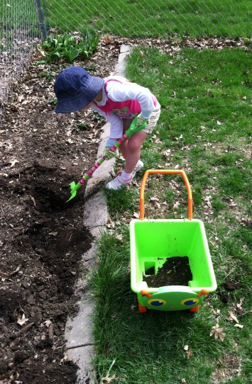 5 Tips for Gardening with Kids - Gardening With Kids {Weekend Links} from HowToHomeschoolMyChild.com