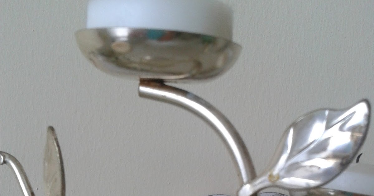 Con encanto . . .: Pequeño candelabro de metal