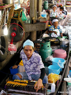 MERCADO FLOTANTE TALING CHAN, BANGKOK. TAILANDIA