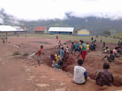 Masyarakat Papua, di Distrik Piyaiye melakukan kerja bakti, meratakan tanah, lokasi pembangunan gereja.