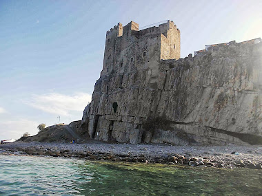 Il mare e il Castello Federiciano di Roseto Capo Spulico