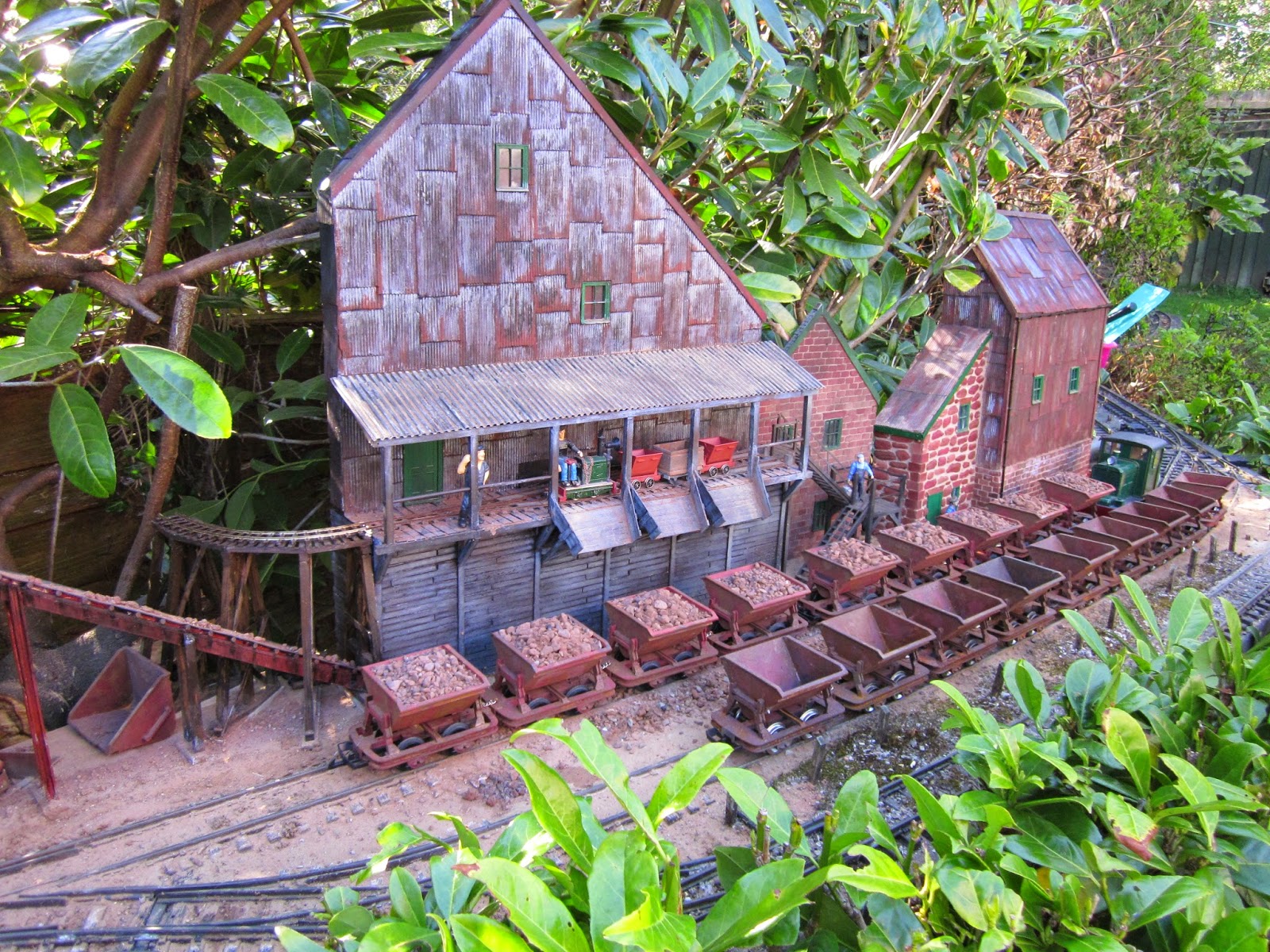 Peckforton Light Railway: How I made a 'stone' embankment
