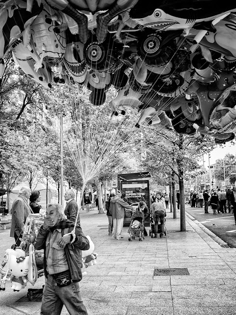 Paseando el dia del Pilar - People - El público