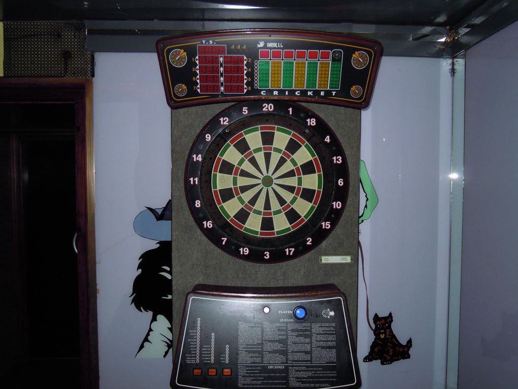Karaoke Bar Contraste Barcelona Bar con diana de dardos barcelona