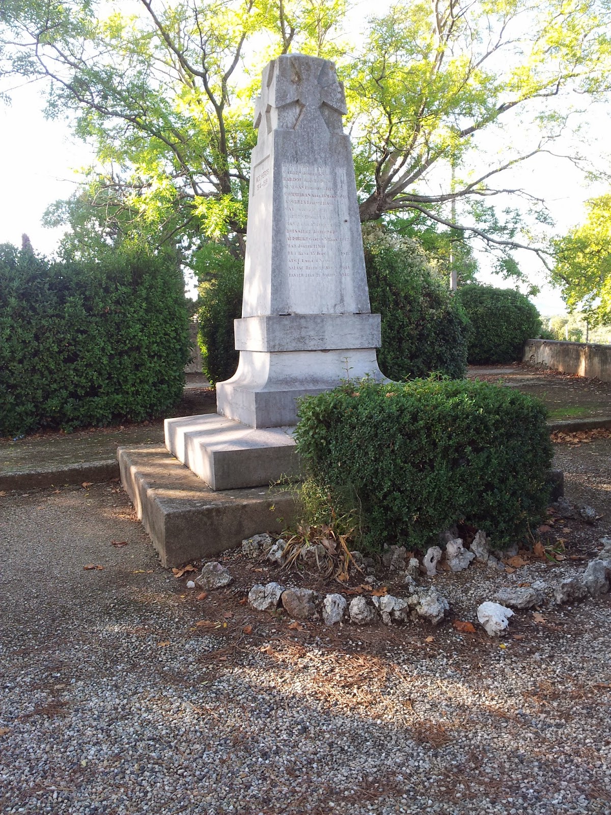 Le Monument aux Morts à son emplacement actuel, route de Clermon (photo personnelle)
