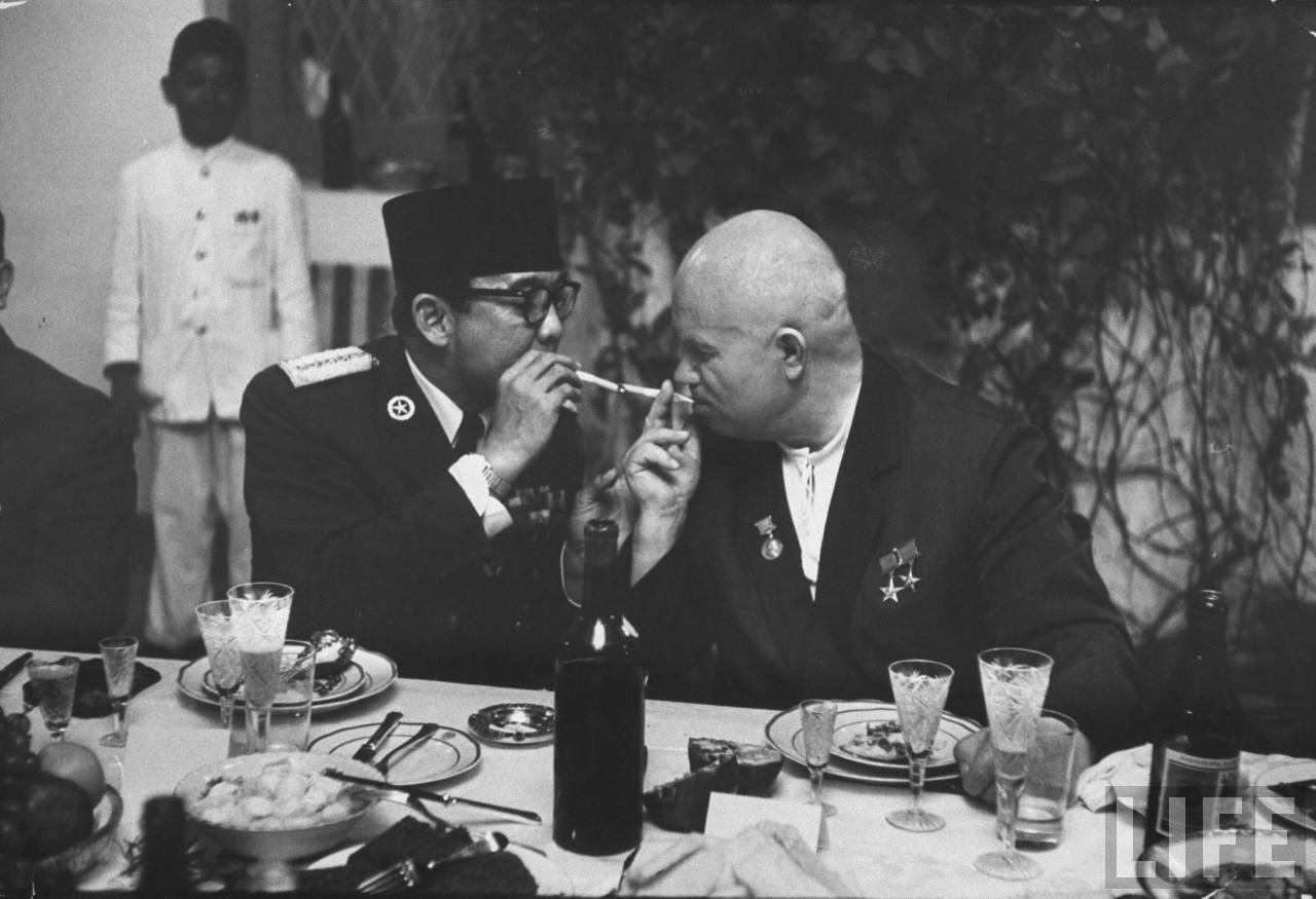 40 Amazing Historical Pictures - Soviet Premier Khrushchev and first Indonesian President Sueharto share a smoke, 1960 40 Amazing Historical Pictures - Soviet Premier Khrushchev and first Indonesian President Sueharto share a smoke, 1960