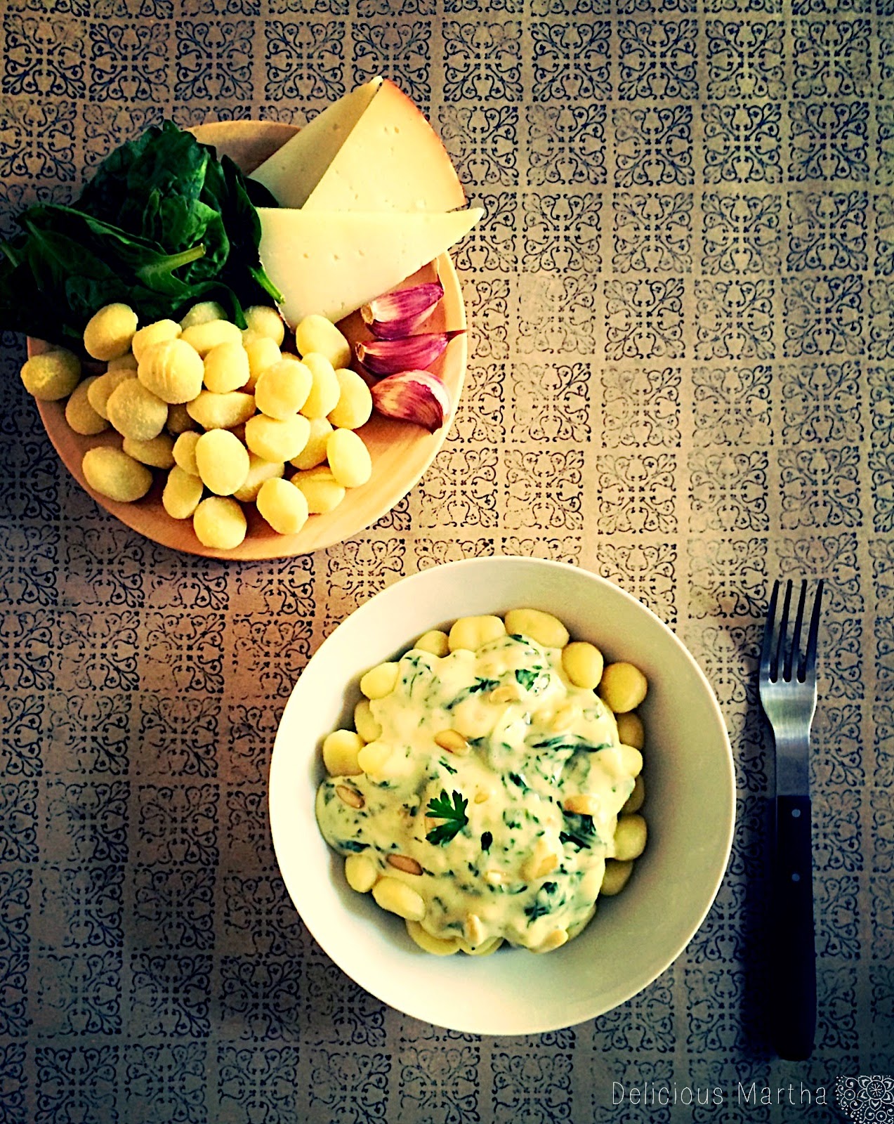 Gnocchi con espinacas y salsa a los tres quesos