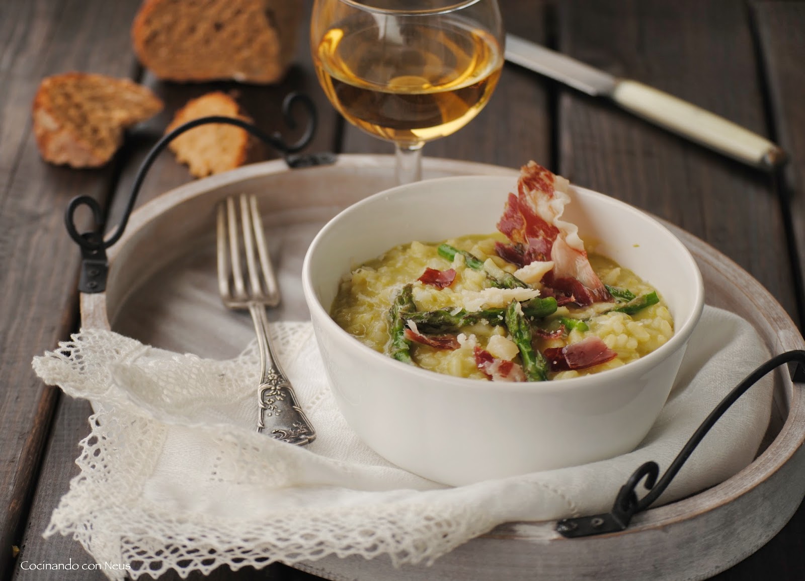 Risotto de espárragos verdes con crujiente de jamón ibérico y lascas de