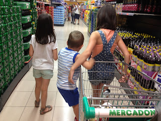 hijos ayudando en la compra del supermercado niños, hijos, vacaciones, supermercado, verano
