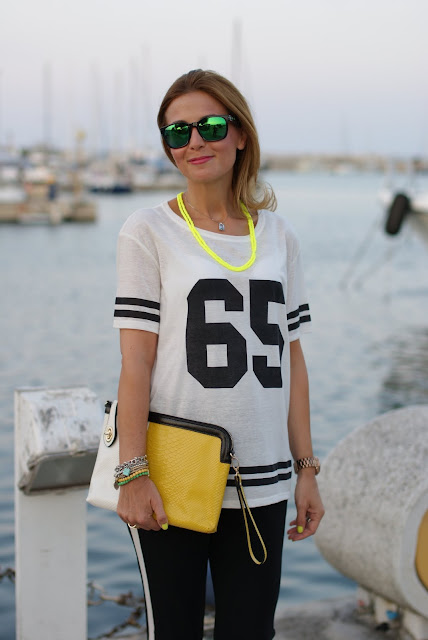 print tee trend, sporty chic look, number t-shirt, oakley mirror sunglasses, Fashion and Cookies