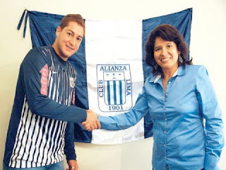  Walter Ibáñez extendió su contrato a un año con Alianza Lima