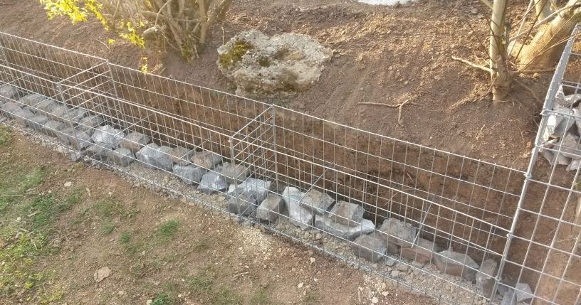 Plain White Eine Gabionenmauer