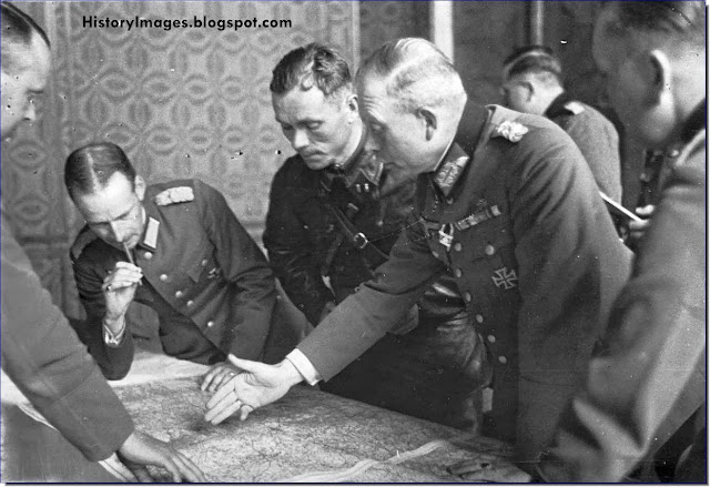 German general Guderian and Red Army Commander Vladimir Yulianovich Borovitsky at Brest on September 21, 1939 to work out the German and Soviet boundary demarcation of occupied Poland