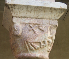 Caprin & Socle de croix à Saint-Génis