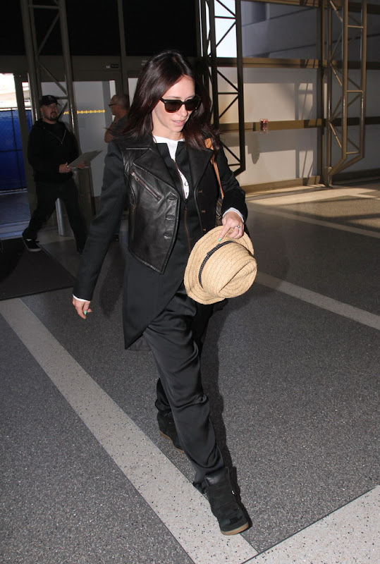 Jennifer Love Hewitt at LAX airport carrying a hat