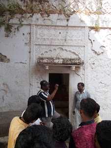Our boat guide explaining us the Janjira  Fort history.