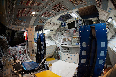 صور رائعة لمقصورة القيادة في مكوك الفضاء 