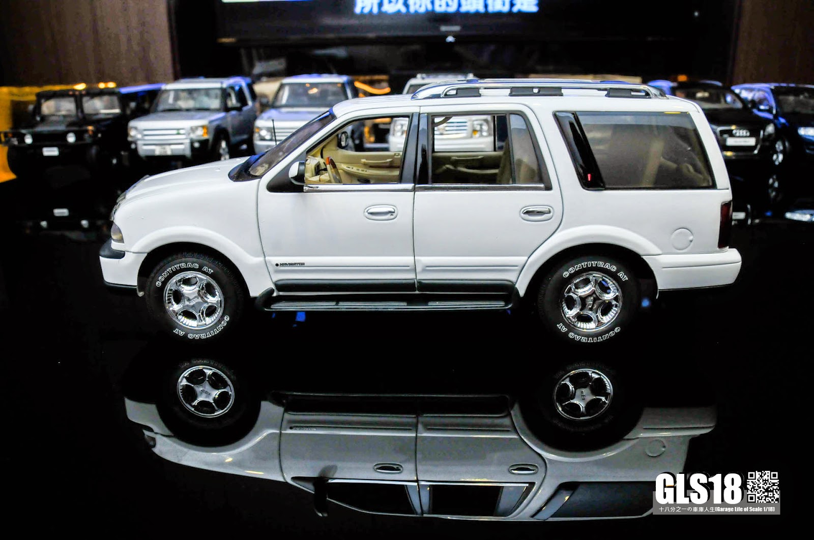 [1/18] Lincoln Navigator (UN173) by AUTOart DX Trucks SUV Haulers