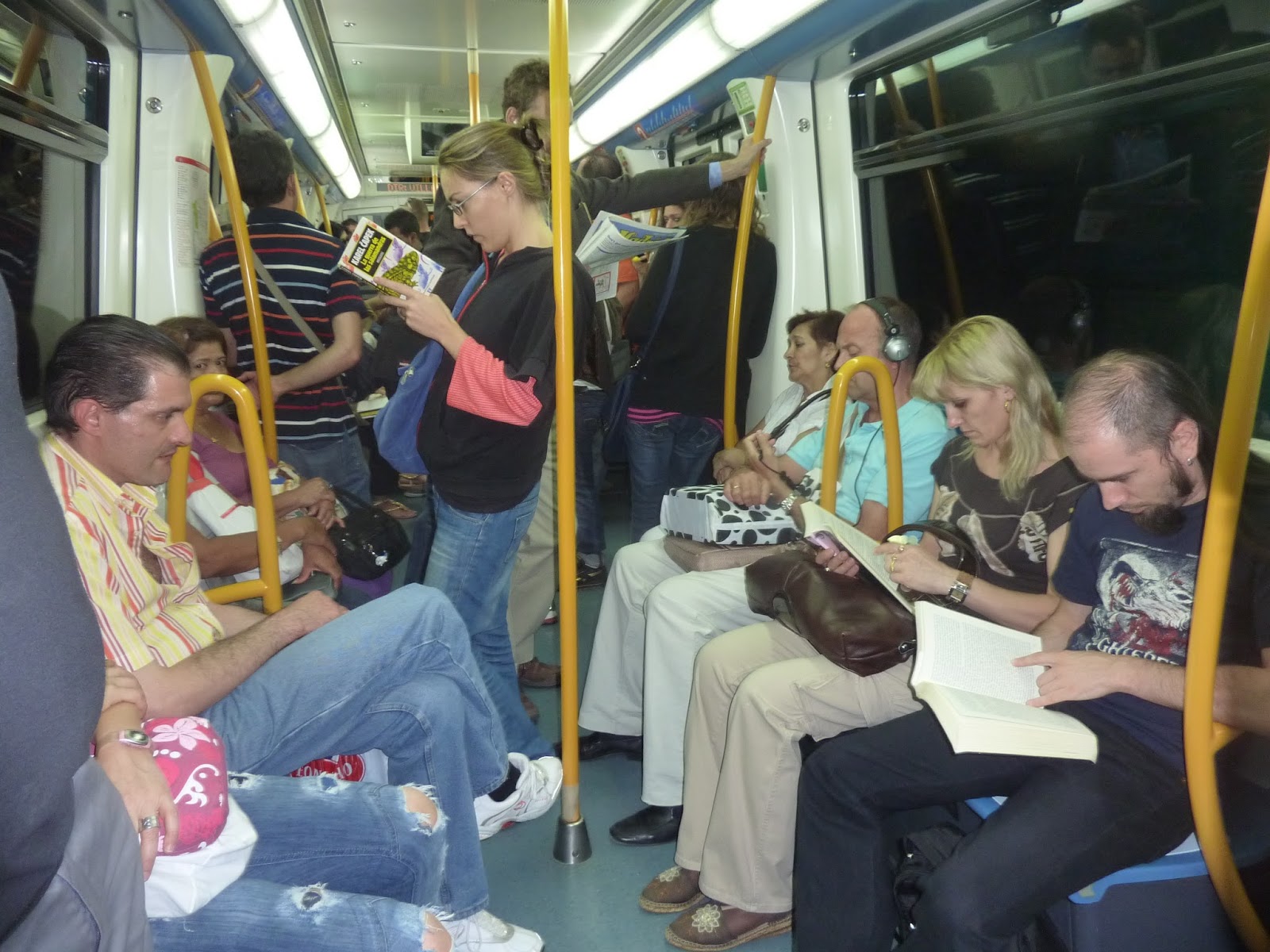 BEA Y SUS LIBROS CONSEJOS PRÁCTICOS PARA LEER EN EL METRO