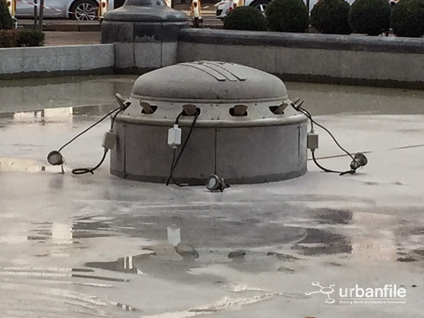 Urbanfile milano: zona san babila si restaura la fontana Vasca fontana