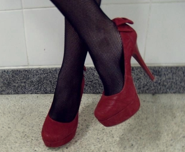 sapato vermelho com meia preta
