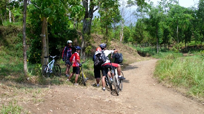 Untuk menunggu rombongan, istirahat dulu di bawah pohon.