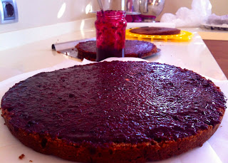 Tarta De Trufa Y Frambuesas. Decorada Con Fondant.
