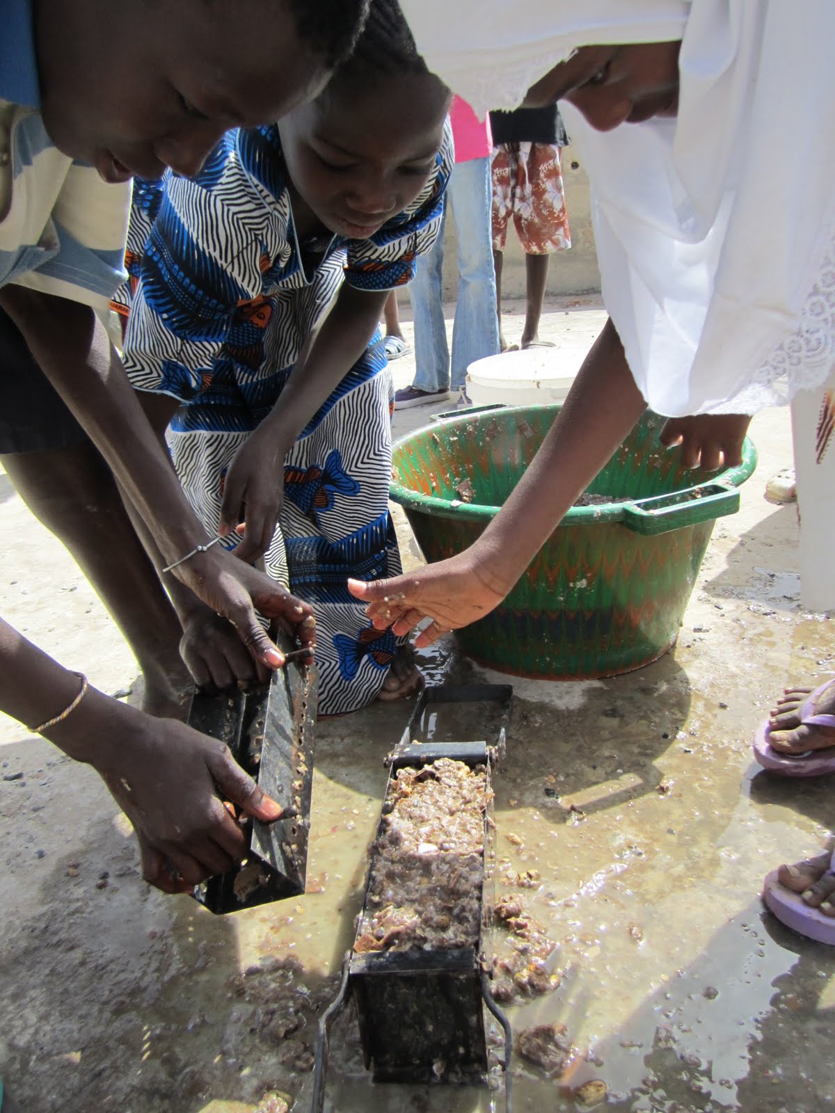  Африка. Переработка мусора в брикеты для печи. bumazhnyie briketyi 