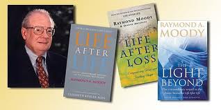 La vida "en el más allá" es "aun más real que la realidad", según científicos : Raymond+Moody+y+sus+libros