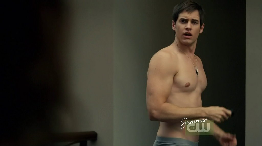 Jonathan Patrick Moore Shirtless in The L.A. Complex s2e05.