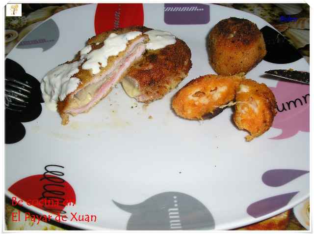 Cachopo Relleno De Setas Acompañado De Bolitas De Boniato
