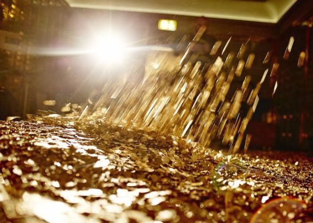 a_glittering_gold_moneyfilled_pool_640_0