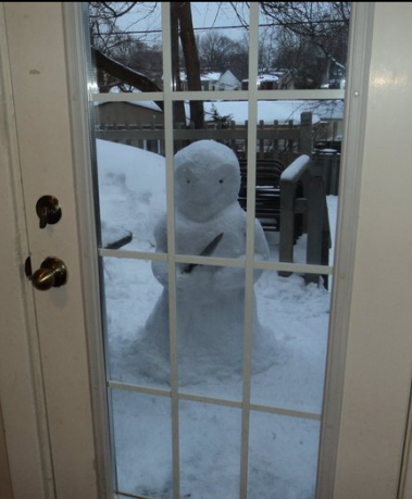 Parler de tout ( V4 )  - Page 38 Snowman+outside+the+door+with+a+knife+dr+heckle+funny+wtf+winter+pictures