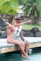 Audrina Patridge pointing at something in the sky