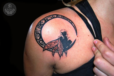 de Tatuagens Fada e Lua no Ombro