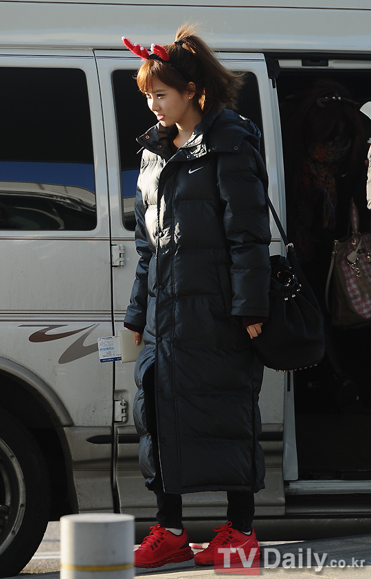 [PIC][24-12-2012]SNSD khởi hành đi Nhật Bản vào sáng nay + 8 thành viên đeo bờm giáng sinh trước sân bay + Sunny vắng mặt vì ốm %EA%B3%B5%ED%95%AD+(16)