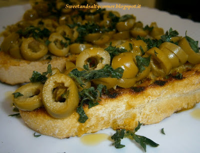 Bruschette olive verdi e mentuccia