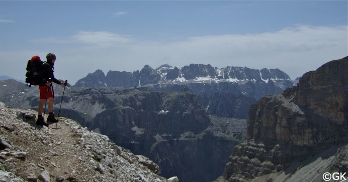 Das mächtige Felsmassiv der Sella-Gruppe mit dem Piz Boe liegt vor uns