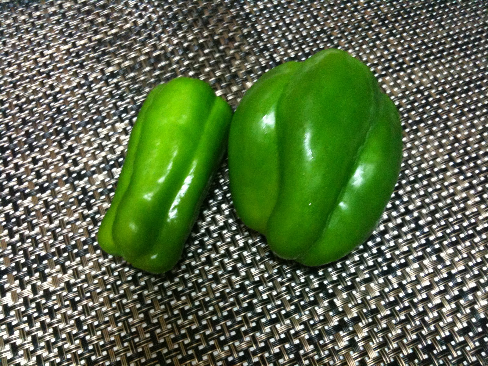 無添加探訪: 沖縄県産ワンダーピーマン。