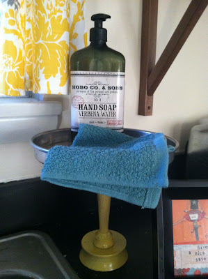 DIY Kitchen Sink Organizer {rainonatinroof.com} #kitchen #organizer #DIY