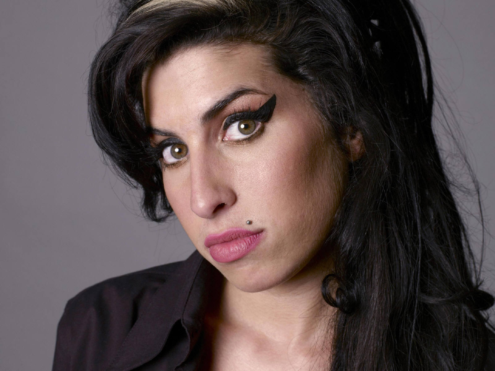 http://1.bp.blogspot.com/-iBU7aVo8QY0/Tox2za8VIeI/AAAAAAAABTM/8WEivAAwPYI/s1600/Amy_Winehouse_0005_1600X1200_Wallpaper.jpg