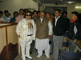 पं. विजय त्रिपाठी 'विजय' भारत के प्रमुख संगीतकार श्री भप्पी लाहिरी (भप्पी दा ) के साथ .