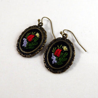  haft ręczny, naszyjnik z haftem, haftowany medalion, medalik z różami, haft rococo, kolczyki vintage, haftowane kolczyki, biżuteria vintage,