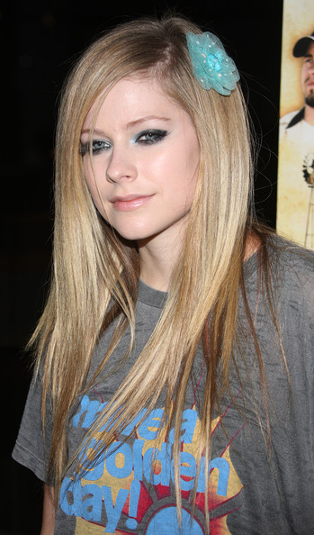 Trendy Fashion Avril Lavigne Prettiest Blond Singer in trendy fashion