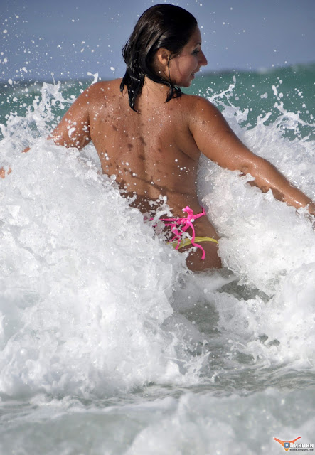 Фото в бикини русской брюнетки на отдыхе в Пунта-Кане