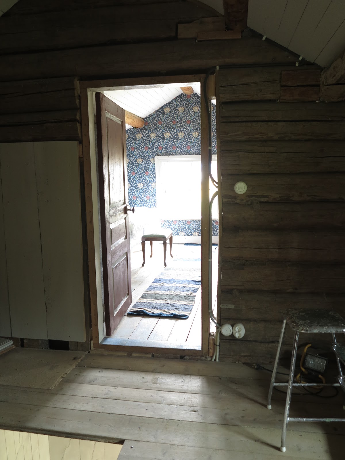 Ett gammalt timmerhus: vi har en trappa och ett hål...